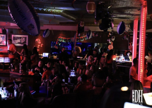 Thee-Dollhouse-Superbowl-111.8D26124A-7D7B-4C7C-929E-A7C395EE325A_1_105_c